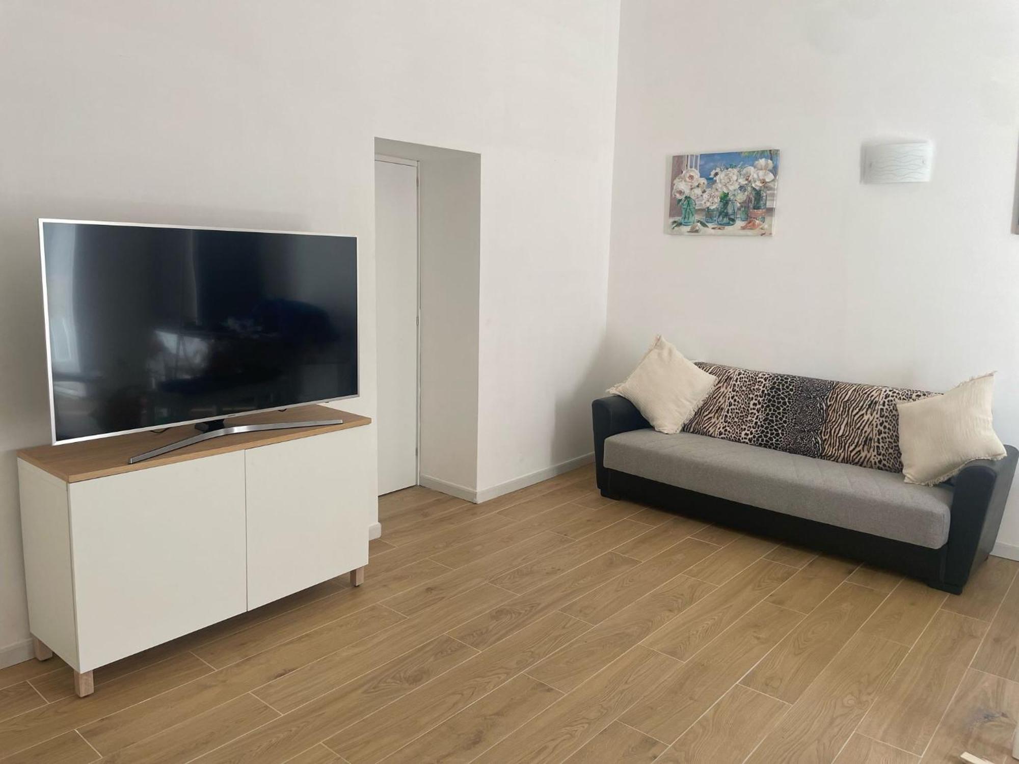 Sandy Street Apartment *